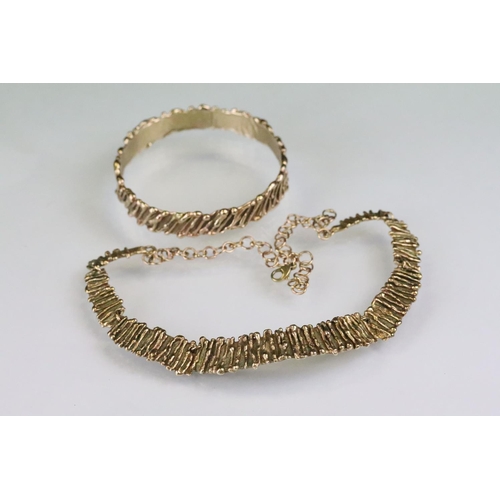 38 - 9ct gold hallmarked brutalist demi parure necklace and bracelet suite. The collar necklace having se... 