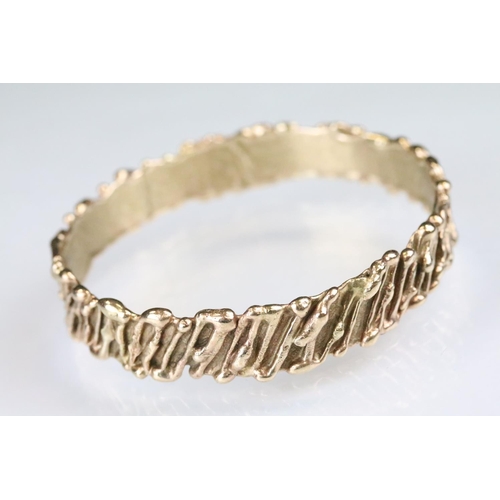 38 - 9ct gold hallmarked brutalist demi parure necklace and bracelet suite. The collar necklace having se... 