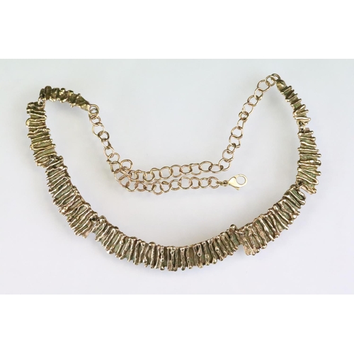 38 - 9ct gold hallmarked brutalist demi parure necklace and bracelet suite. The collar necklace having se... 