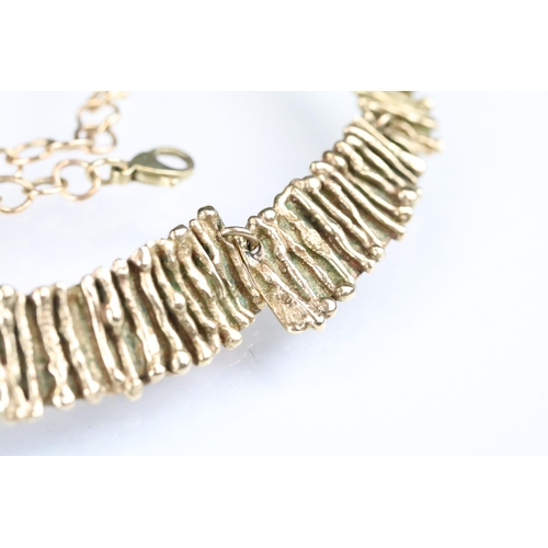 38 - 9ct gold hallmarked brutalist demi parure necklace and bracelet suite. The collar necklace having se... 