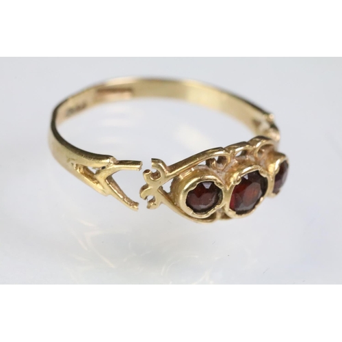 245 - Collection of jewellery items to include a 9ct gold brooch front with floral design (marked 9ct), ro... 