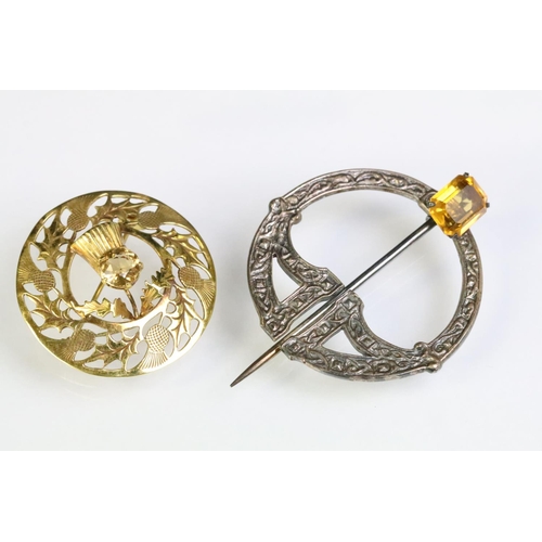 246 - 9ct gold and citrine Scottish thistle brooch of round form with pierced detailing (hallmarked Edinbu... 