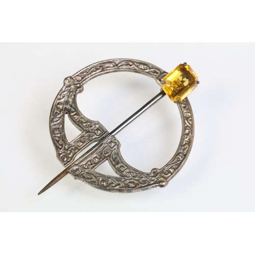 246 - 9ct gold and citrine Scottish thistle brooch of round form with pierced detailing (hallmarked Edinbu... 