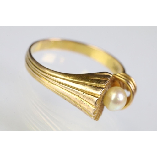 251 - 14ct gold and cultured pearl ring having a shell design head with pearl set to the centre. Band mark... 