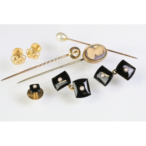 252 - Group of jewellery to include a pair of yellow metal floral dress studs (marked 22c), a pair of 9ct ... 