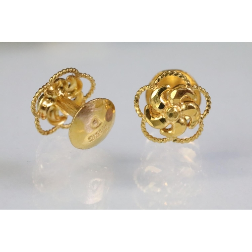 252 - Group of jewellery to include a pair of yellow metal floral dress studs (marked 22c), a pair of 9ct ... 