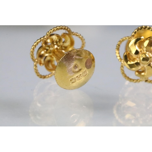 252 - Group of jewellery to include a pair of yellow metal floral dress studs (marked 22c), a pair of 9ct ... 