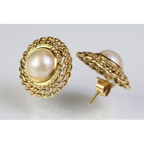 254 - Pair of 18ct gold and cultured pearl stud earrings. Earrings measure 2cm high. Backs marked 750. Ear... 