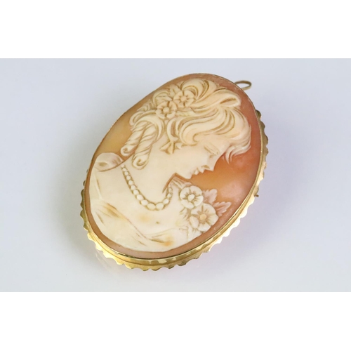 256 - 18ct gold cameo brooch set with an oval carved shell panel depicting a female profile (marked 750), ... 