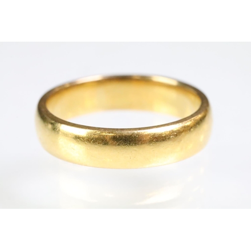 188 - 22ct gold hallmarked wedding band ring of plain D form. Hallmarked Birmingham 1919. Size M.5.