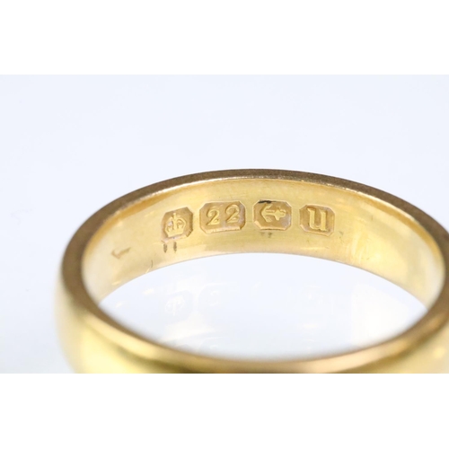 188 - 22ct gold hallmarked wedding band ring of plain D form. Hallmarked Birmingham 1919. Size M.5.