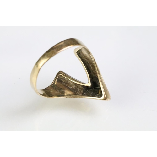 191 - 9ct gold hallmarked ring with head spilt in V design. Hallmarked Birmingham 1979. Size R.