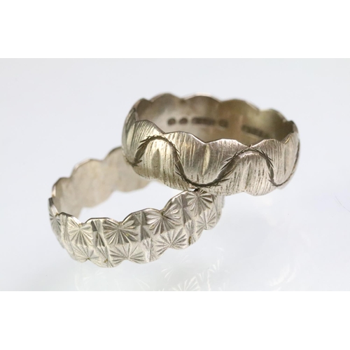 193 - Two 9ct hallmarked white gold band rings both of scalloped form with incised detailing. Both hallmar... 