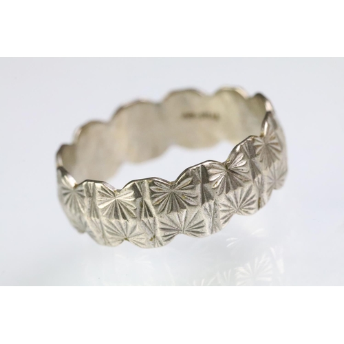 193 - Two 9ct hallmarked white gold band rings both of scalloped form with incised detailing. Both hallmar... 