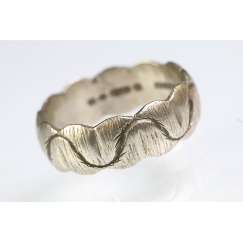 193 - Two 9ct hallmarked white gold band rings both of scalloped form with incised detailing. Both hallmar... 