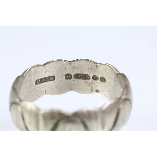 193 - Two 9ct hallmarked white gold band rings both of scalloped form with incised detailing. Both hallmar... 