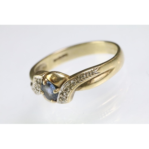 201 - 9ct gold hallmarked cross over ring set with an oval cut clue stone (hallmarked London, size T.5), t... 