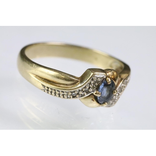 201 - 9ct gold hallmarked cross over ring set with an oval cut clue stone (hallmarked London, size T.5), t... 