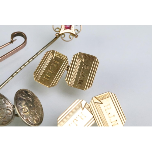 205 - Pair of 1920s Art Deco 9ct gold hallmarked cufflinks with canted rectangular heads united by chains ... 