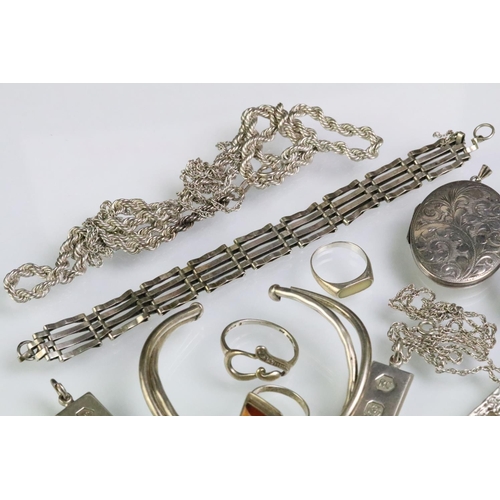 208 - Collection of silver jewellery to include a hallmarked oval locket, three silver hallmarked ingot pe... 