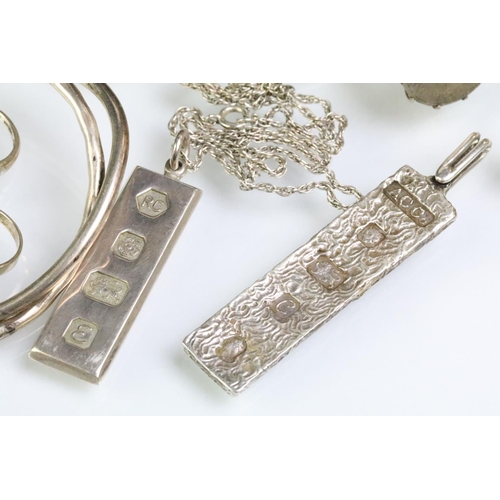 208 - Collection of silver jewellery to include a hallmarked oval locket, three silver hallmarked ingot pe... 