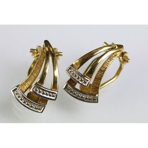 212 - Pair of 9ct gold hallmarked clip on earrings having heads of pierced fan form. Import marked London ... 