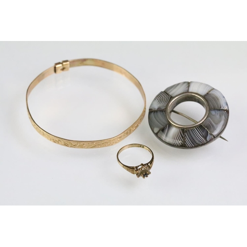 213 - Group of jewellery to include a hallmarked 9ct gold childs bangle having engraved foliate details (h... 