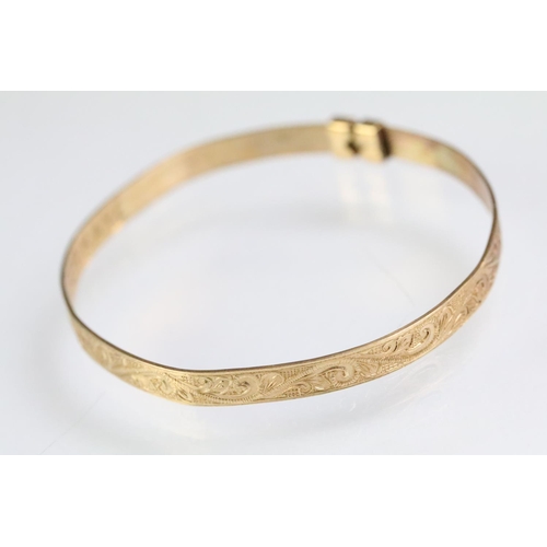 213 - Group of jewellery to include a hallmarked 9ct gold childs bangle having engraved foliate details (h... 