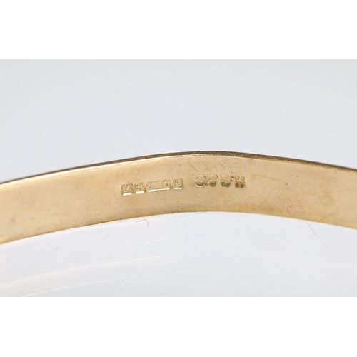 213 - Group of jewellery to include a hallmarked 9ct gold childs bangle having engraved foliate details (h... 