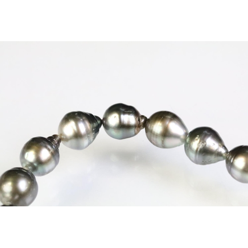 226 - Group of cultured pearl jewellery to include a grey baroque pearl necklace with silver clasp, a pair... 