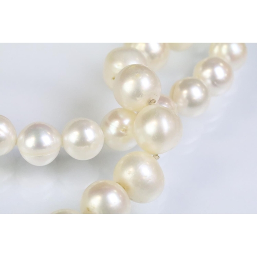 226 - Group of cultured pearl jewellery to include a grey baroque pearl necklace with silver clasp, a pair... 