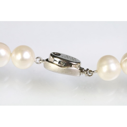 226 - Group of cultured pearl jewellery to include a grey baroque pearl necklace with silver clasp, a pair... 