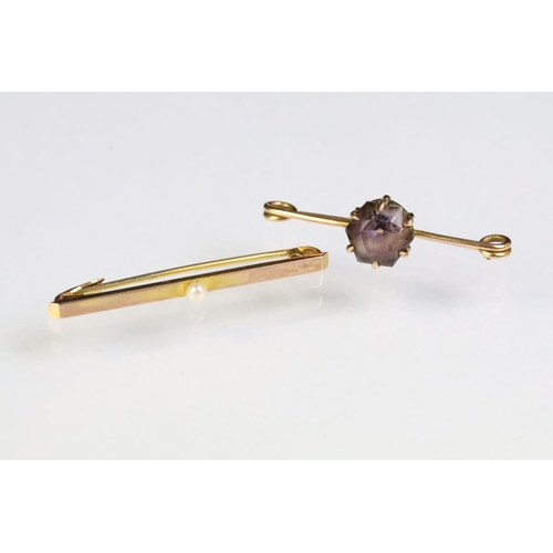 237 - 15ct gold and seed pearl bar brooch being set with a single white pearl to centre (marked 15ct), tog... 