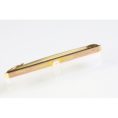 237 - 15ct gold and seed pearl bar brooch being set with a single white pearl to centre (marked 15ct), tog... 