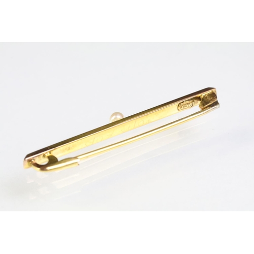 237 - 15ct gold and seed pearl bar brooch being set with a single white pearl to centre (marked 15ct), tog... 