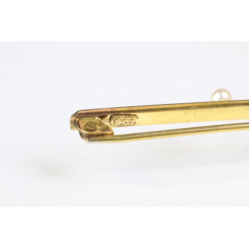 237 - 15ct gold and seed pearl bar brooch being set with a single white pearl to centre (marked 15ct), tog... 