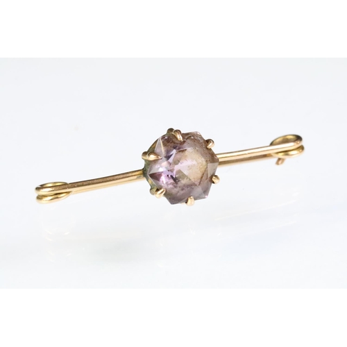 237 - 15ct gold and seed pearl bar brooch being set with a single white pearl to centre (marked 15ct), tog... 