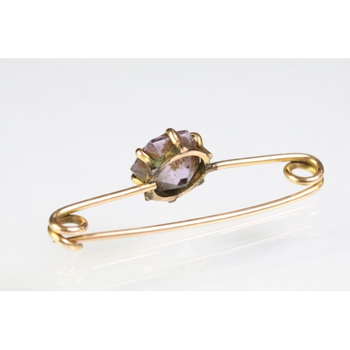 237 - 15ct gold and seed pearl bar brooch being set with a single white pearl to centre (marked 15ct), tog... 