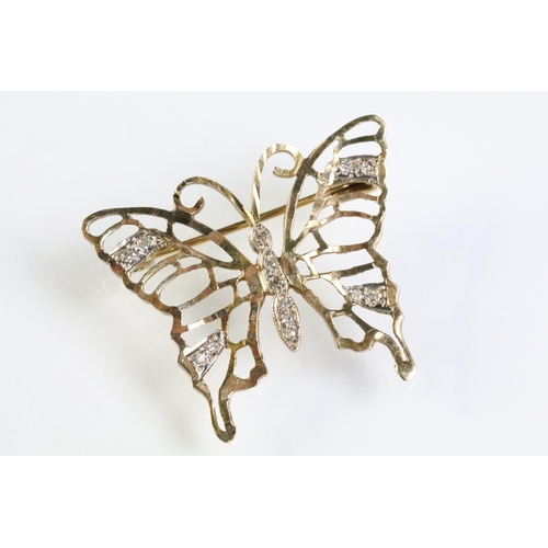 320 - 9ct gold hallmarked butterfly brooch having pierced detailing with diamond accent stones. Hallmarked... 