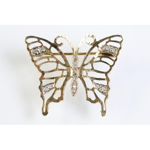 320 - 9ct gold hallmarked butterfly brooch having pierced detailing with diamond accent stones. Hallmarked... 