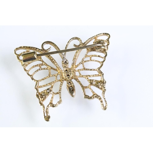 320 - 9ct gold hallmarked butterfly brooch having pierced detailing with diamond accent stones. Hallmarked... 