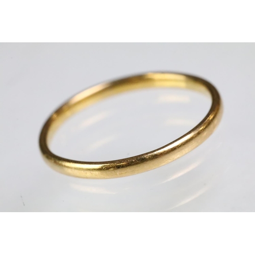 60 - 22ct gold hallmarked wedding band ring. Hallmarked London 1909. Size M.