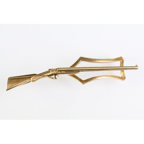 66 - 14ct gold rifle tie clip having a double barrel rifle to the front and pierced clip to verso. Marked... 