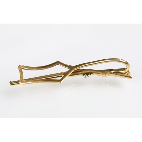 66 - 14ct gold rifle tie clip having a double barrel rifle to the front and pierced clip to verso. Marked... 