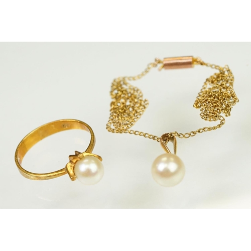 112 - 18ct gold and cultured pearl ring being set with a cream pearl with a pink overtone in a four prong ... 