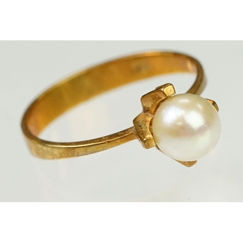 112 - 18ct gold and cultured pearl ring being set with a cream pearl with a pink overtone in a four prong ... 