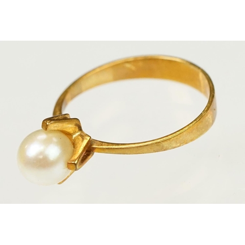 112 - 18ct gold and cultured pearl ring being set with a cream pearl with a pink overtone in a four prong ... 