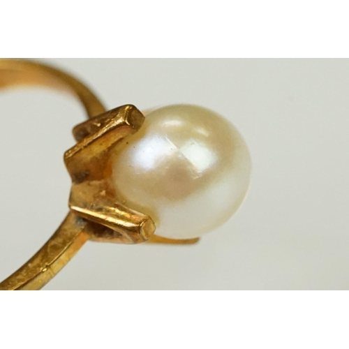 112 - 18ct gold and cultured pearl ring being set with a cream pearl with a pink overtone in a four prong ... 