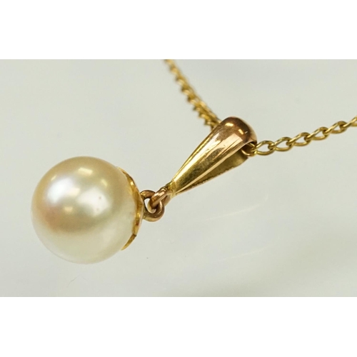 112 - 18ct gold and cultured pearl ring being set with a cream pearl with a pink overtone in a four prong ... 