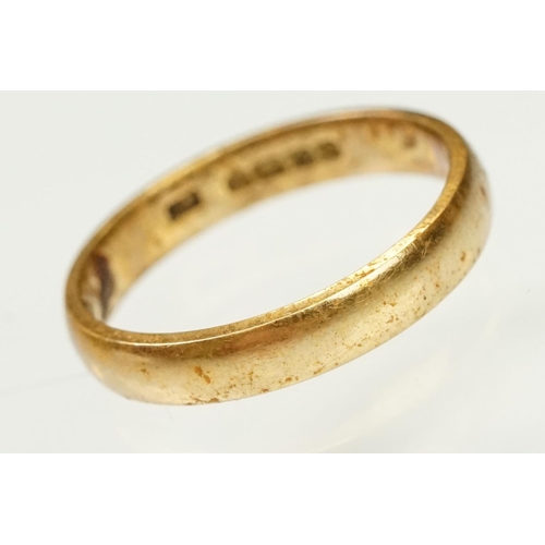 114 - 18ct gold wedding band ring of plain form. Hallmarked Birmingham. Size K.5.